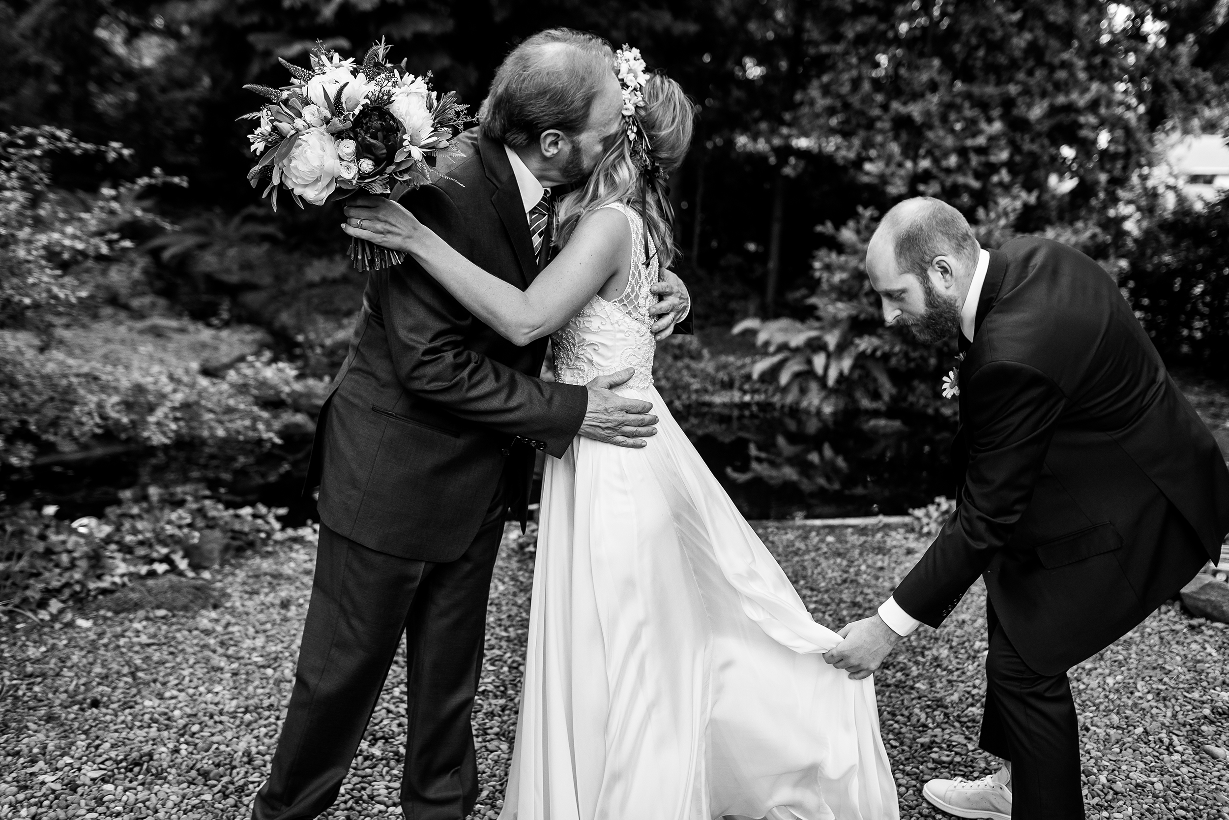 A romantic wedding at the outdoor venue in Portland, Oregon Gray Gables Estate with wedding photographers Stark Photography_003