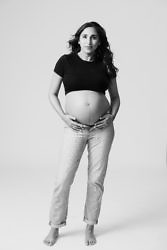 beautiful black and white portrait of pregnancy